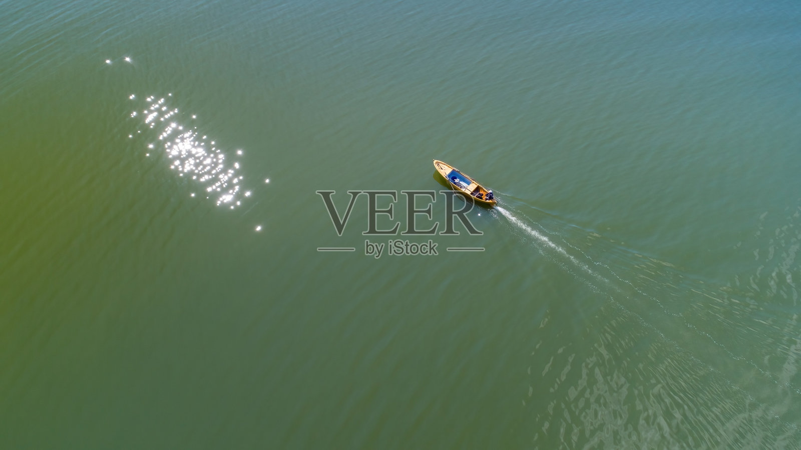 爱斯基卡拉加克布尔萨乌鲁巴特湖上的渔船照片摄影图片