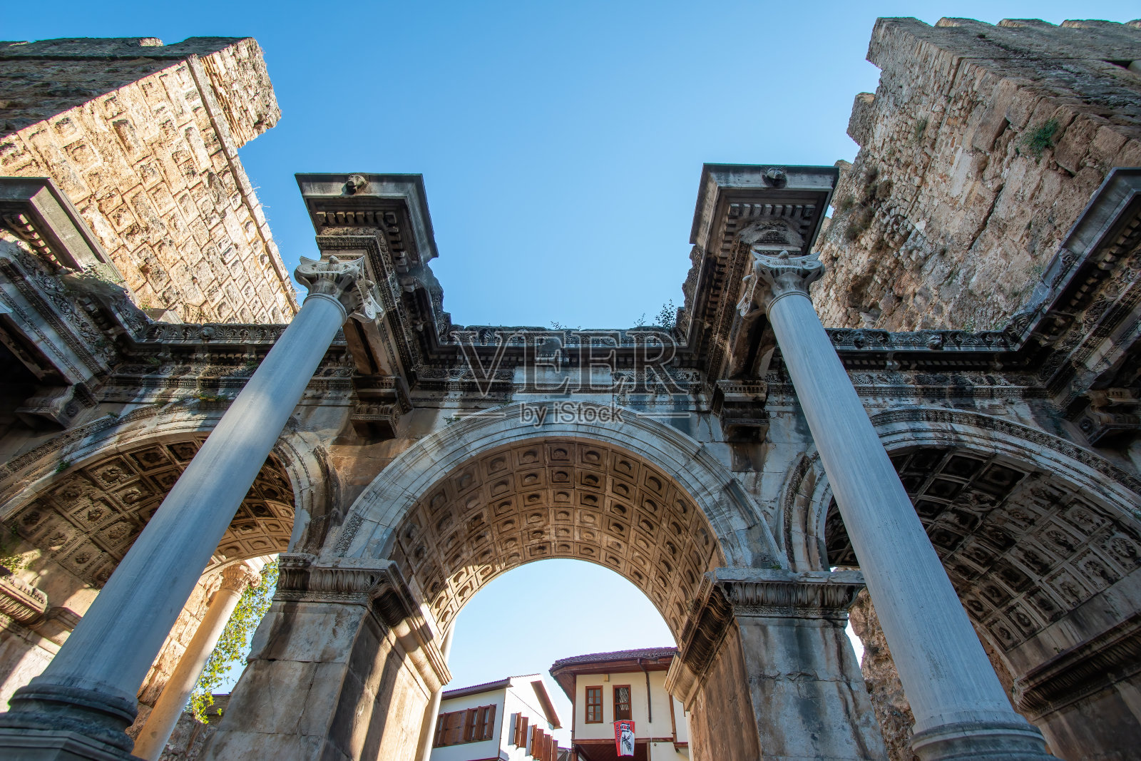土耳其,安塔利亚:以蓝天为背景的哈德良门。罗马皇帝哈德良的古城门。由大理石和石灰石建成的古老建筑。照片摄影图片