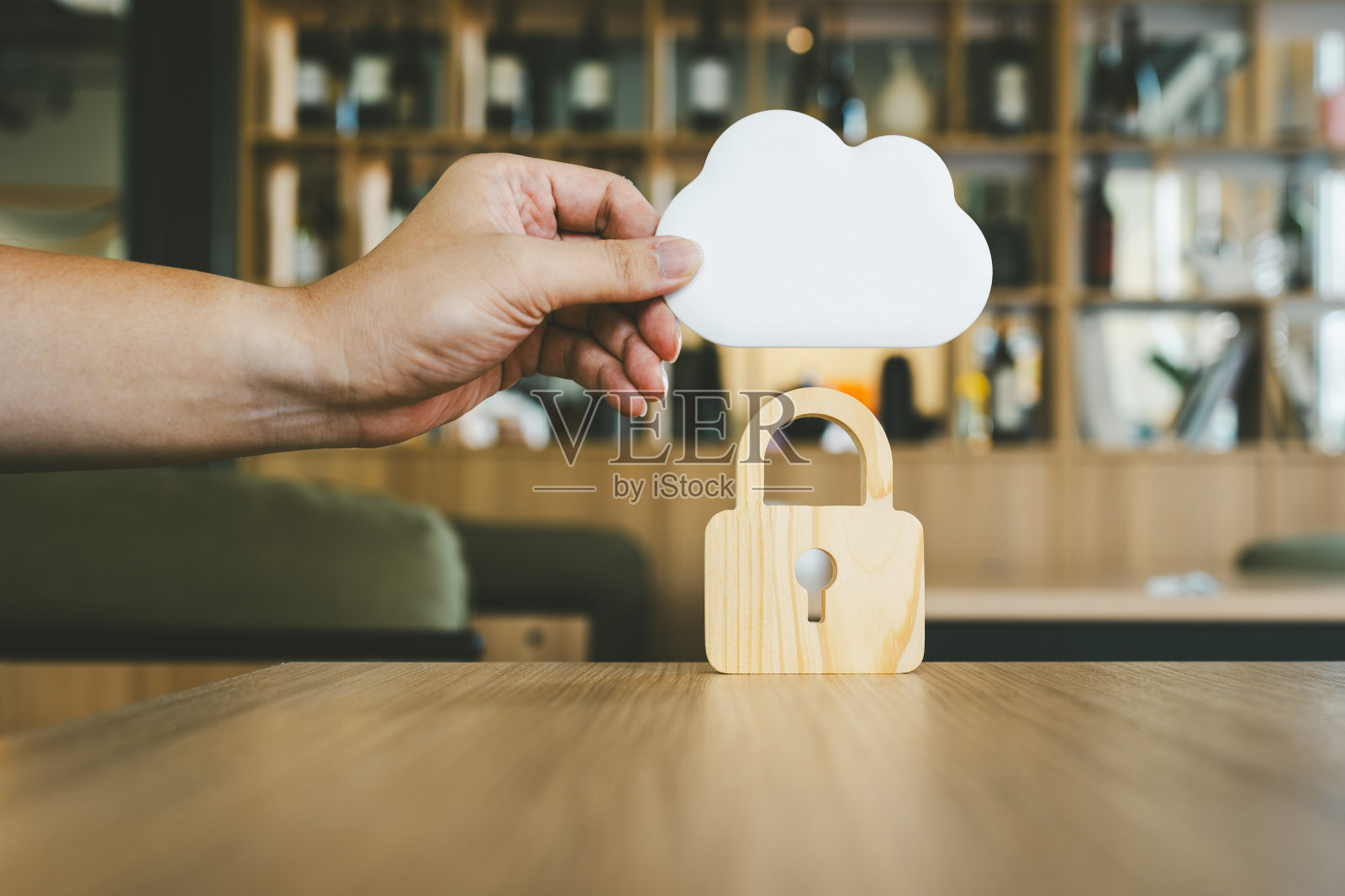 钥匙和云的符号。这是一个保护云系统中的数据免受网络数据盗窃的概念。照片摄影图片