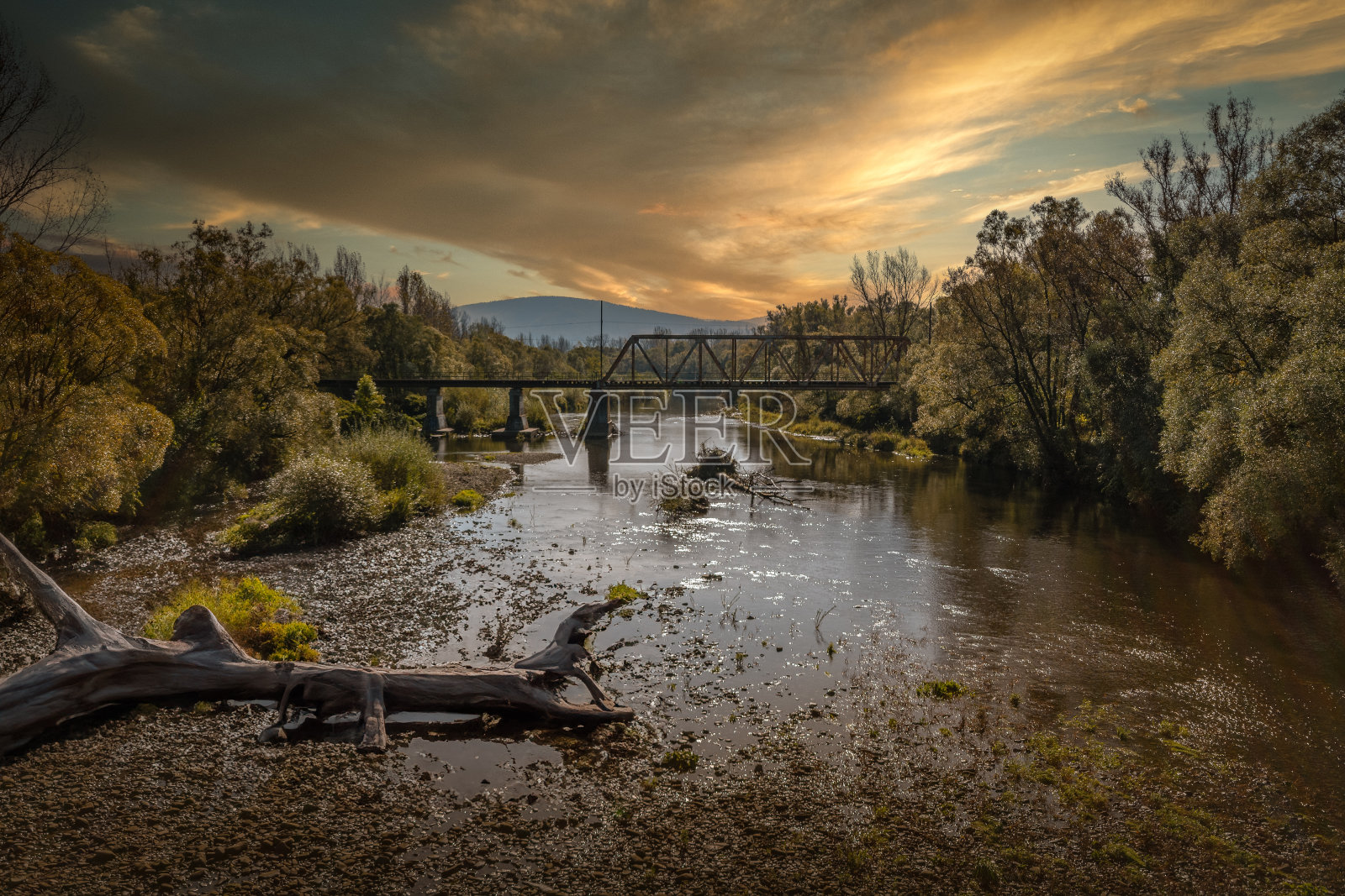 夕阳下的一条小河,波兰。照片摄影图片
