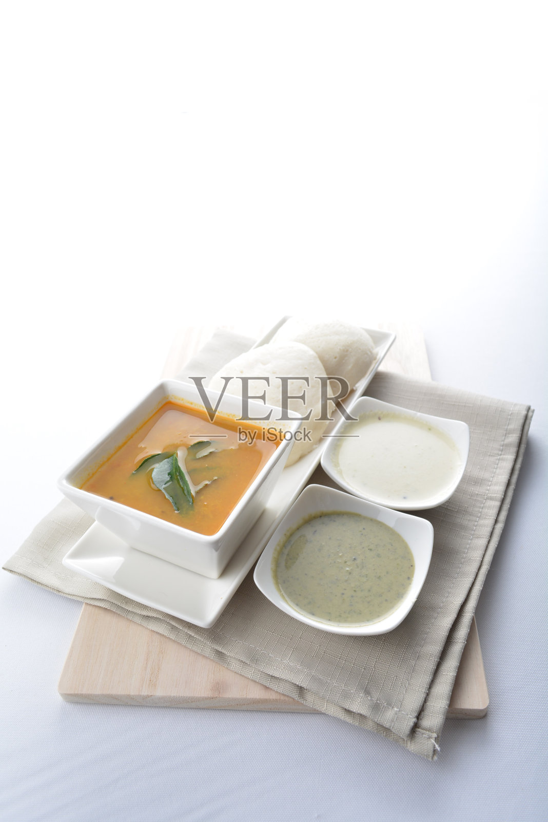 蒸白包包馒头配印度咖喱汤和绿色酸奶酱白底早餐亚洲厨师开胃菜清真烘焙食品餐厅咖啡馆糕点菜单照片摄影图片