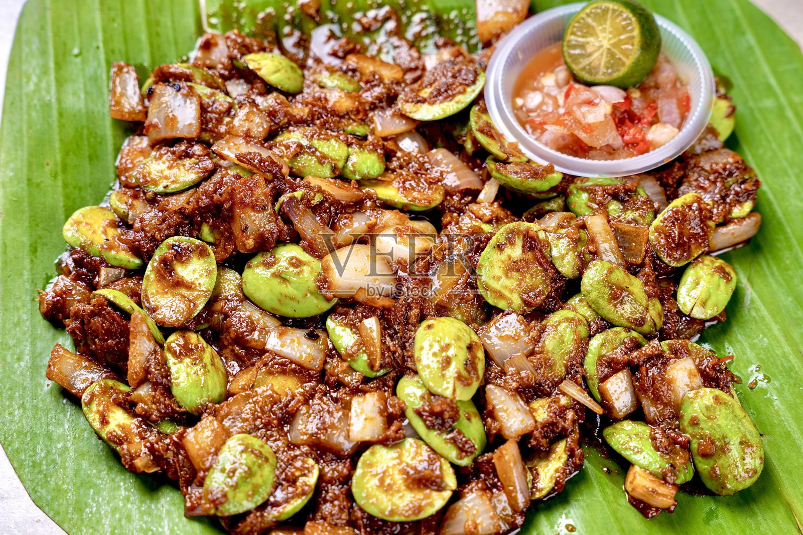 亚洲新鲜炒锅炒烧烤烤海鲜petai臭豆蔬菜辣洋葱辣椒参巴酱酸橙香蕉叶咖啡馆酒店豪华清真素食餐厅宴会菜单照片摄影图片