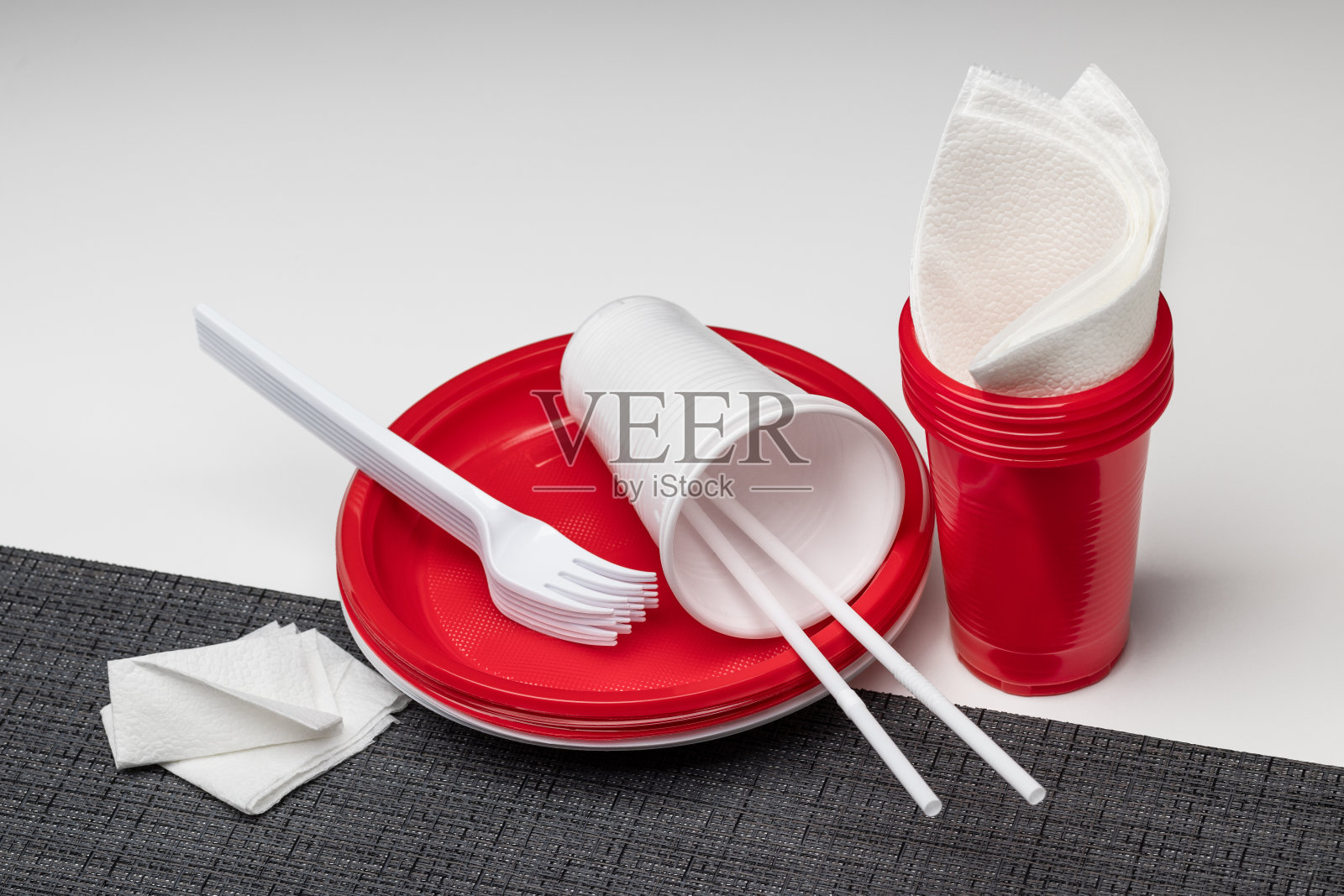 一次性红白塑料餐具。照片摄影图片