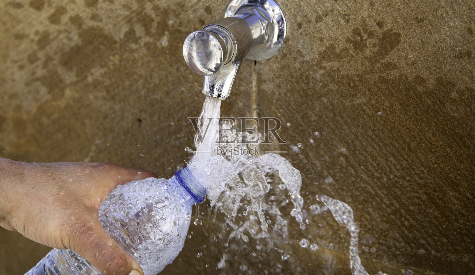装满水瓶照片摄影图片