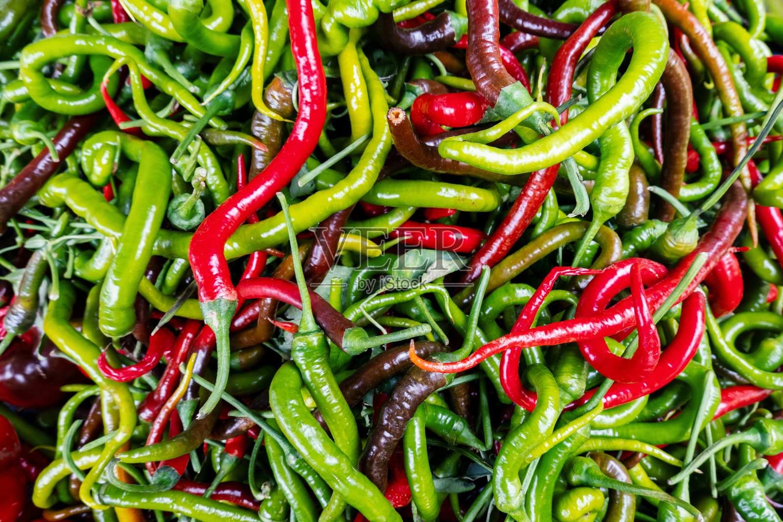 辣椒收割后,红椒和绿椒长椒堆,俯视图,辣味烹饪配料照片摄影图片