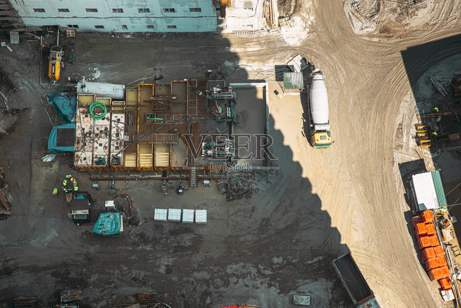 各种机械和工人在工地上进行维修开发。Hd发展多层住宅大厦。施工现场混凝土砂浆的配制。平观建筑与现代多层建筑的发展照片摄影图片