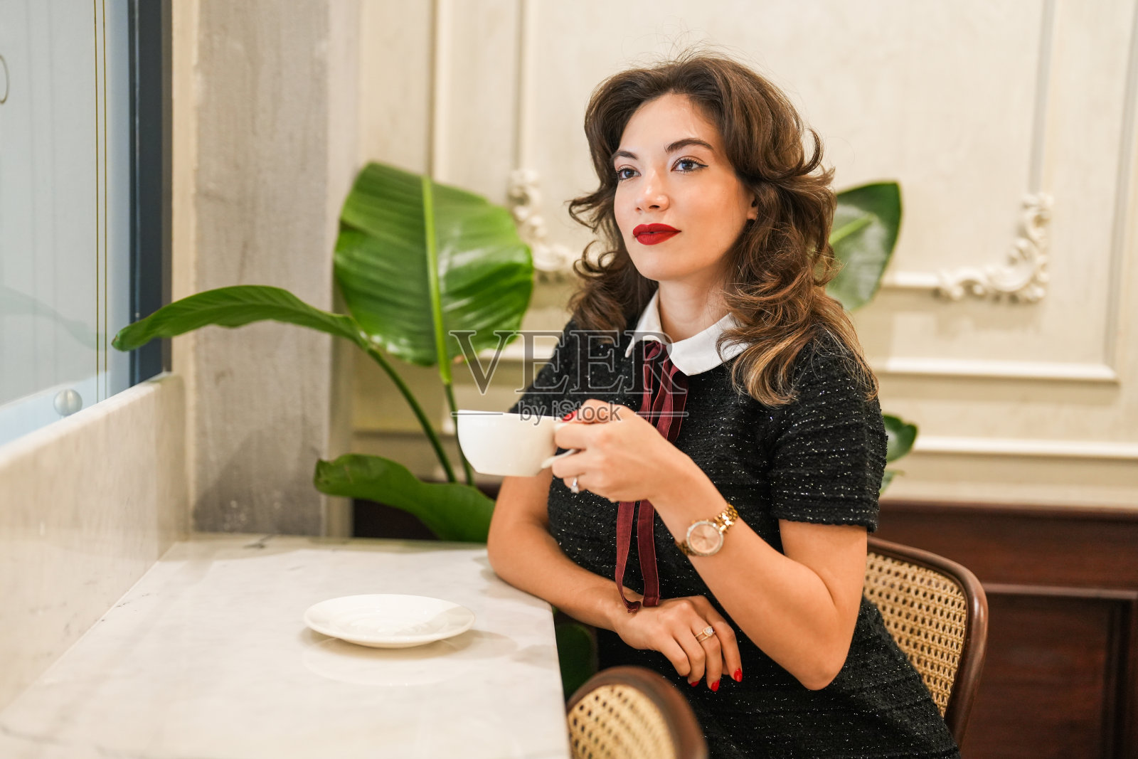 年轻漂亮的女人在咖啡馆喝咖啡照片摄影图片