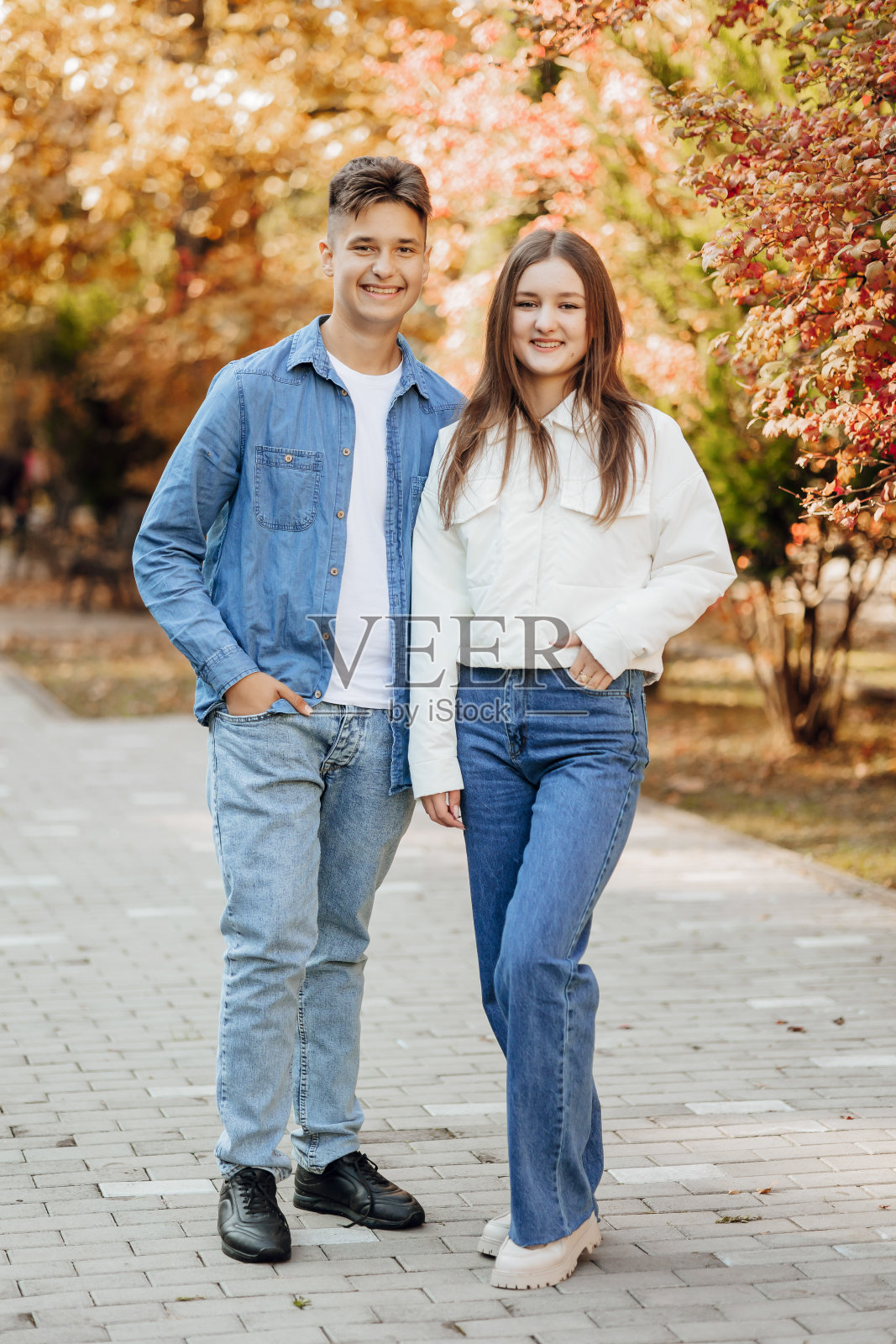 两个十几岁的朋友穿着休闲的衣服站在一起,背景是自然。最好的学校朋友准备克服任何事情来实现目标。照片摄影图片