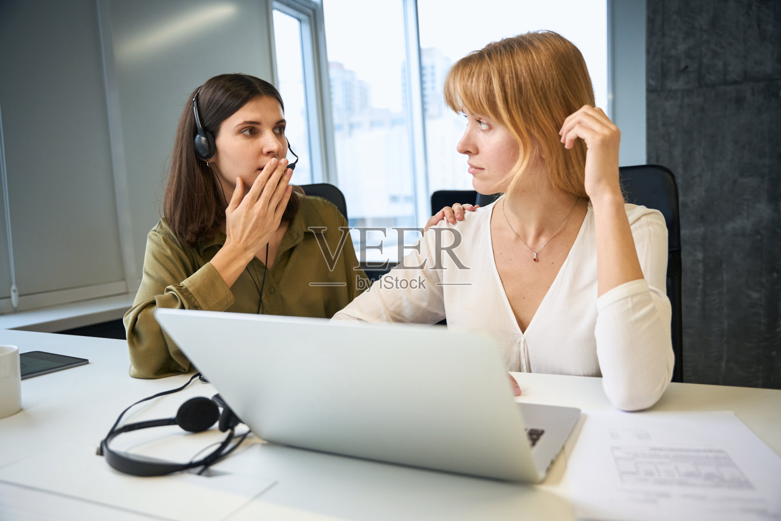 与客户打交道的网络女销售员照片摄影图片