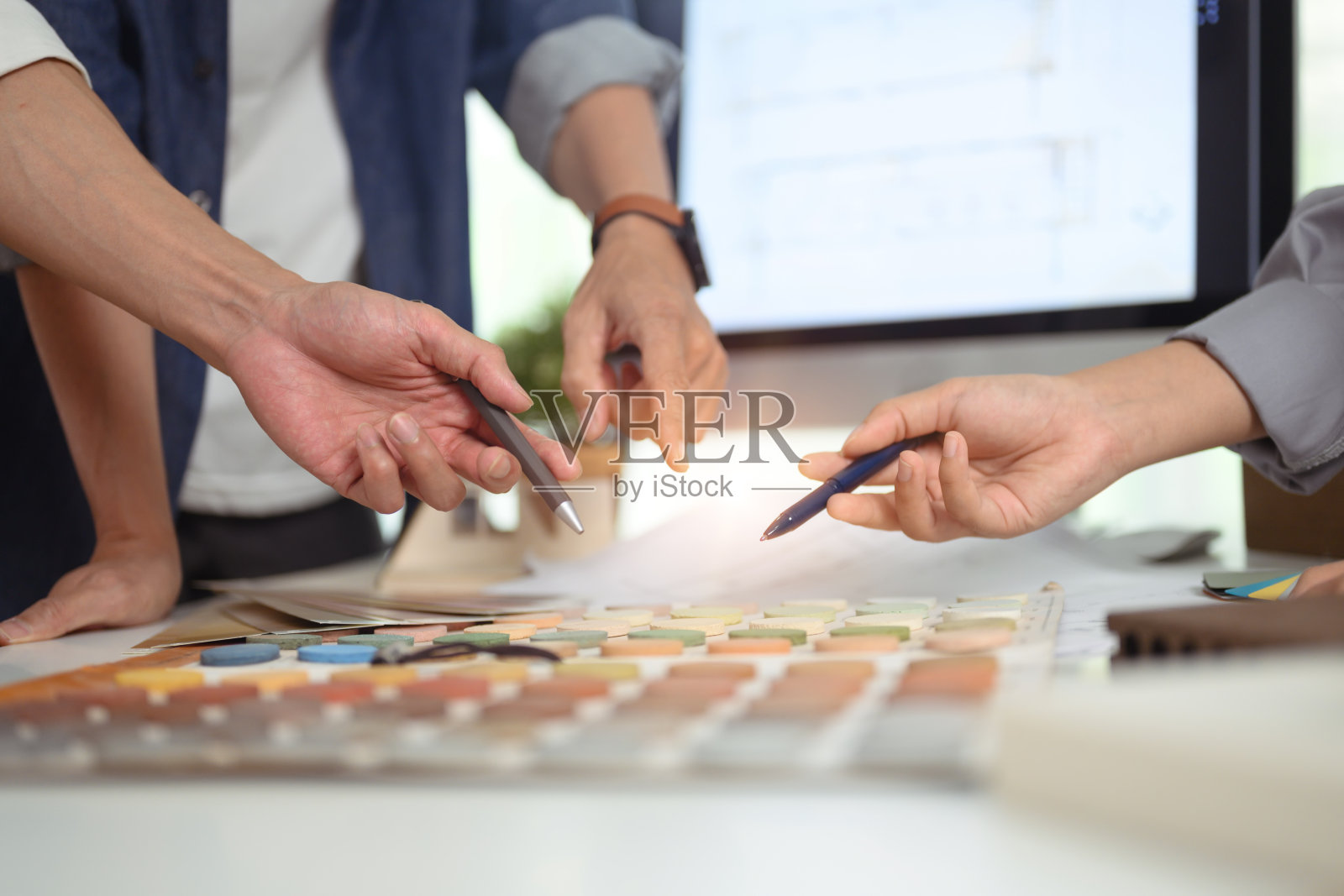 室内设计师团队在办公室共同工作空间为建筑选择颜色照片摄影图片