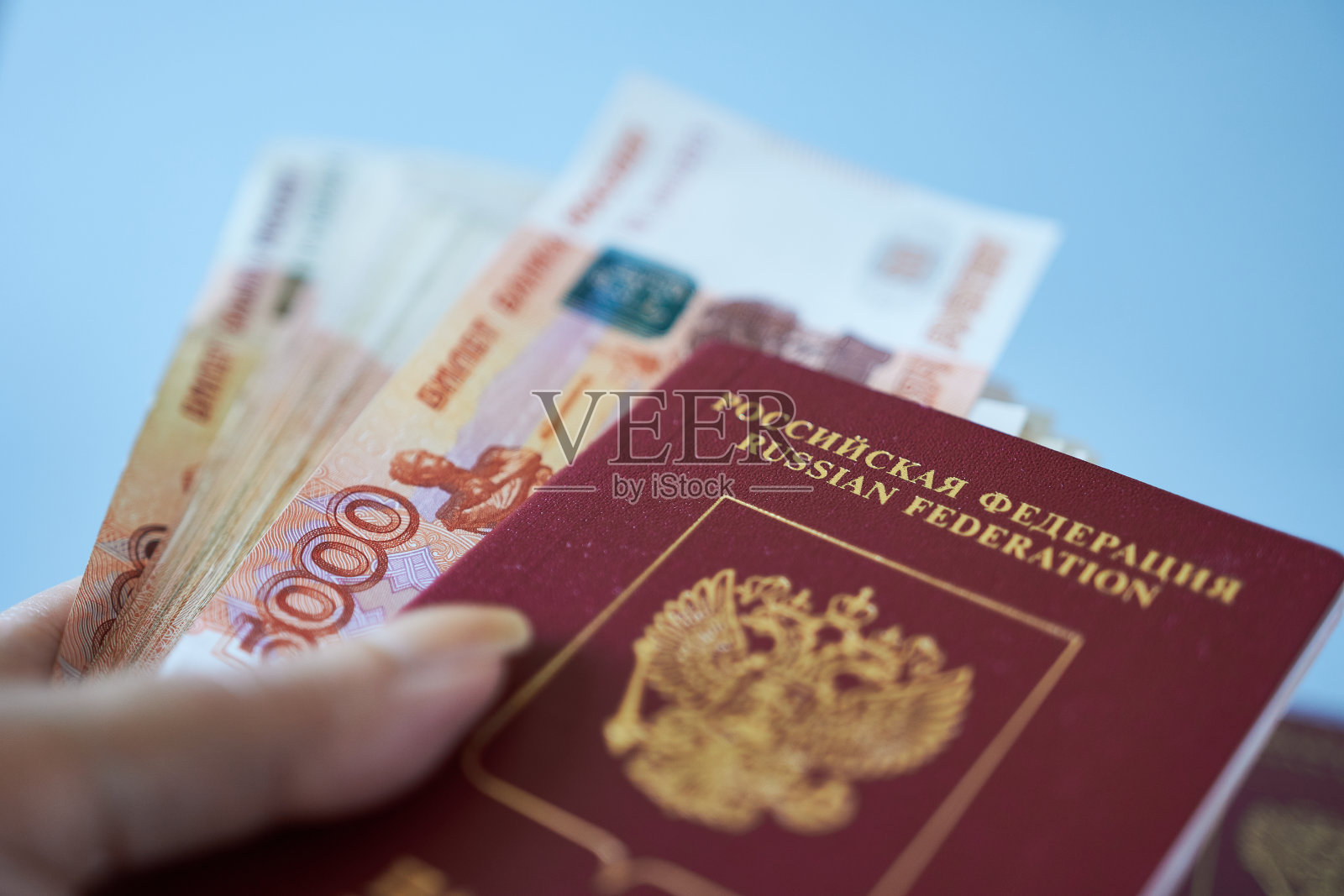 护照和俄罗斯卢布的蓝色背景特写照片摄影图片