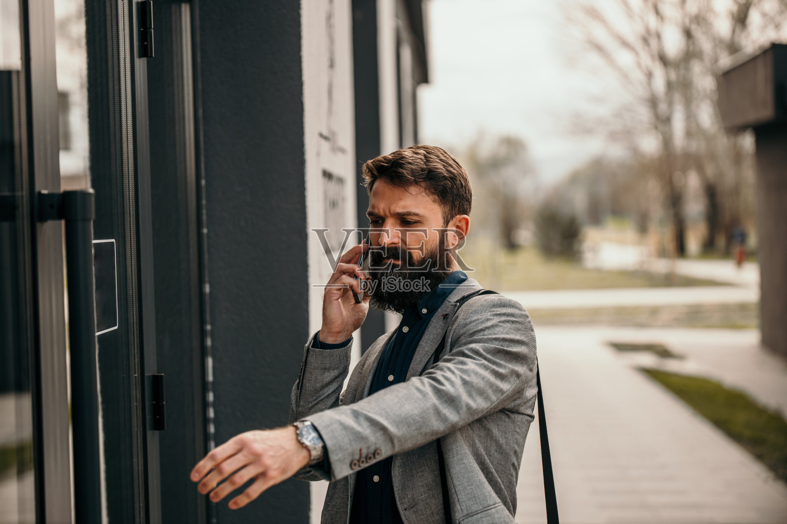 走进会场照片摄影图片