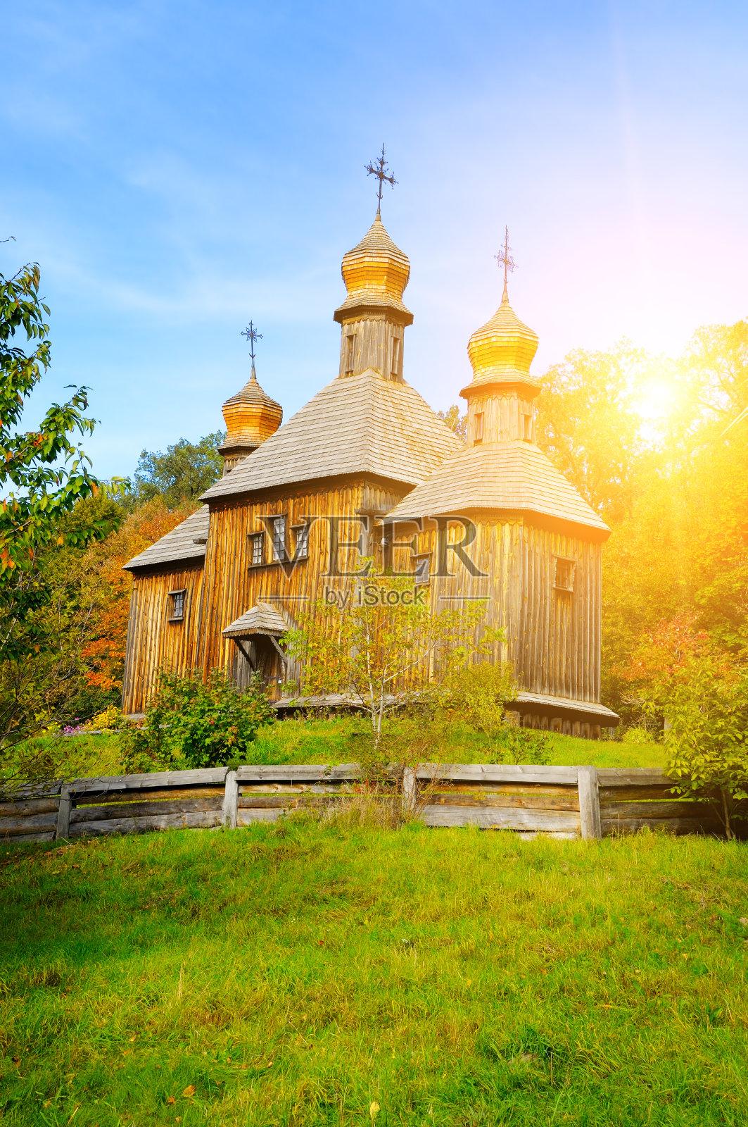 在乌克兰基辅附近的Pirogovo村,古老的木制东正教圣迈克尔教堂照片摄影图片