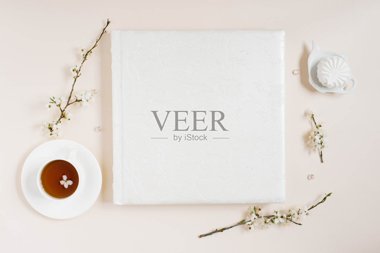 白色家庭或婚礼相册与苹果花和一杯茶和棉花糖照片摄影图片