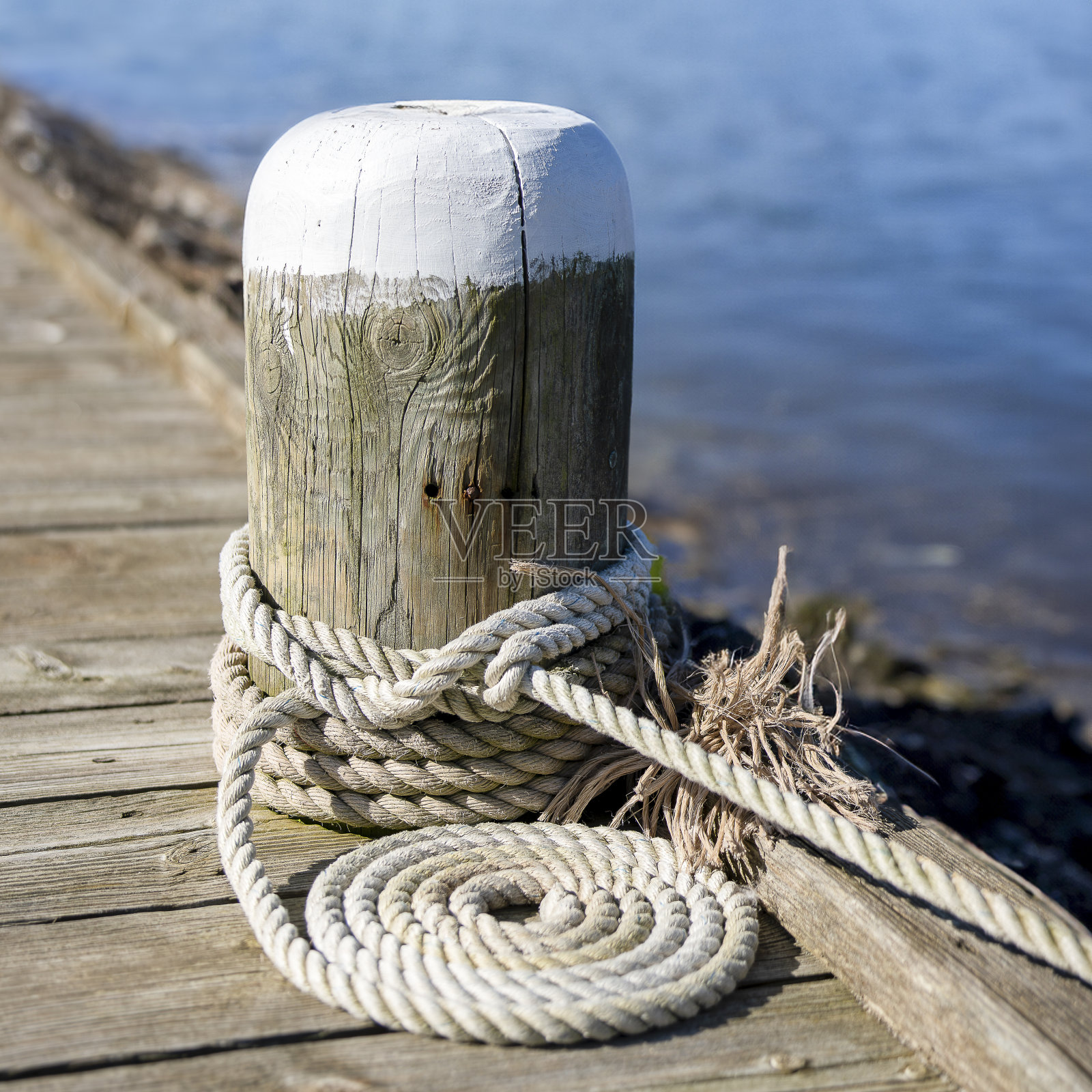 用船绳卷起来的木系柱照片摄影图片