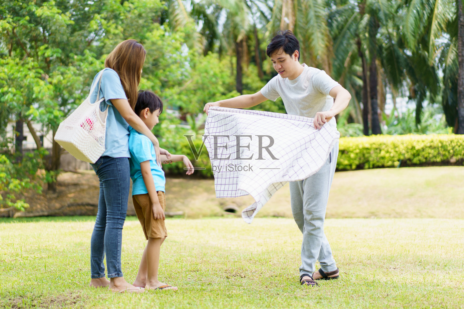 全家一起野餐。照片摄影图片