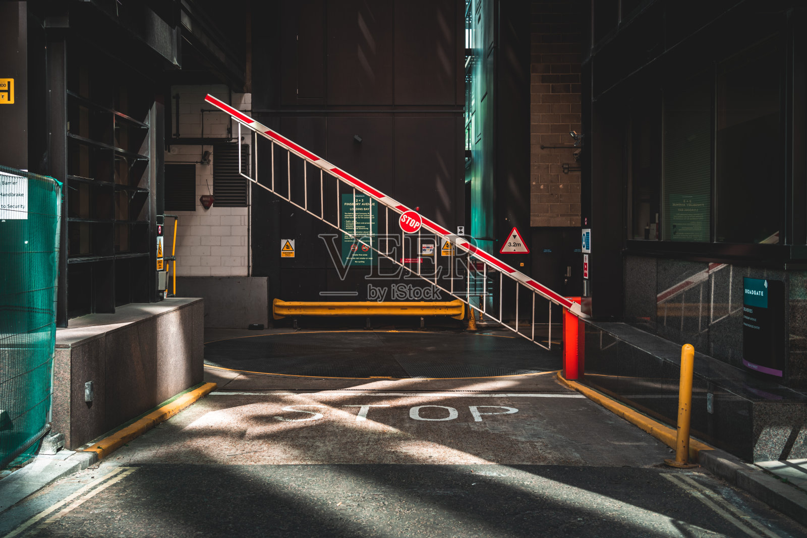 停车场入口处的红色圆形停车标志照片摄影图片