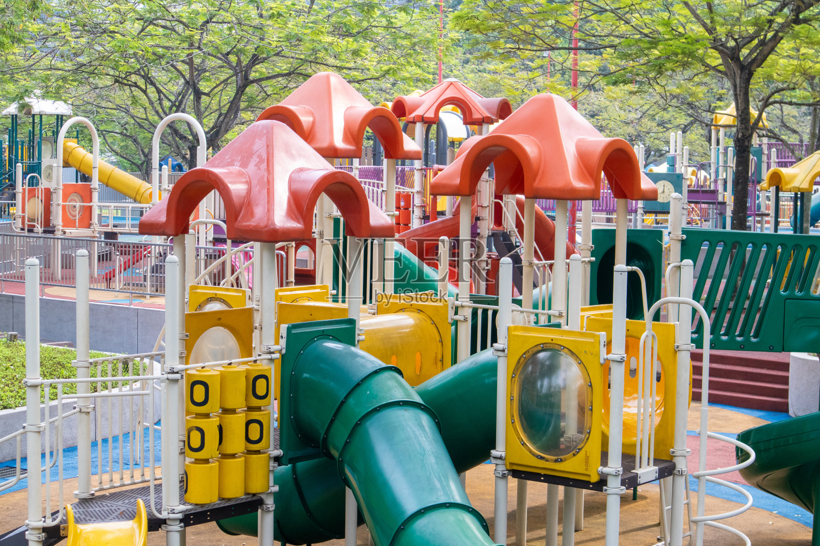 各种色彩缤纷的公园供孩子们在城市的绿地中玩耍。照片摄影图片