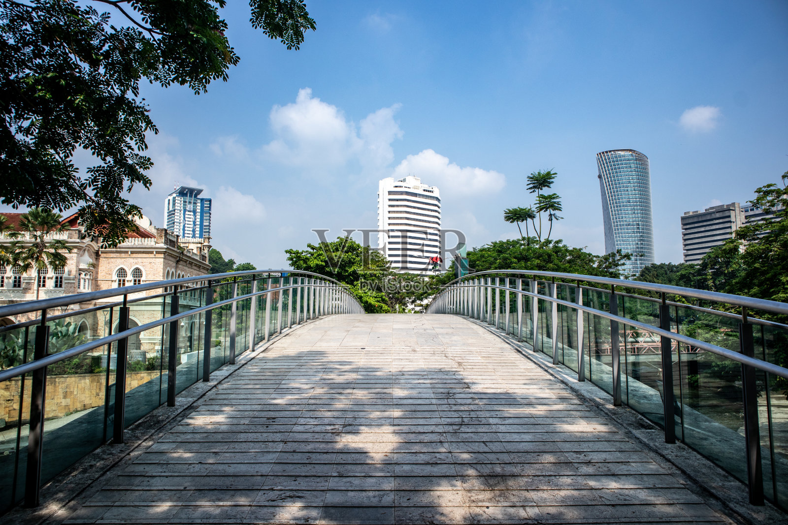 连接生命之河、Jamek清真寺建筑的人行道吉隆坡城的发源地,吉隆坡杰出的历史地标之一。照片摄影图片