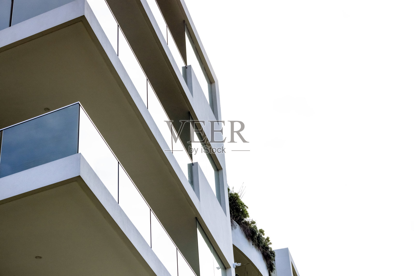 特写部分的新,现代公寓大楼的顶部,背景与复制空间照片摄影图片