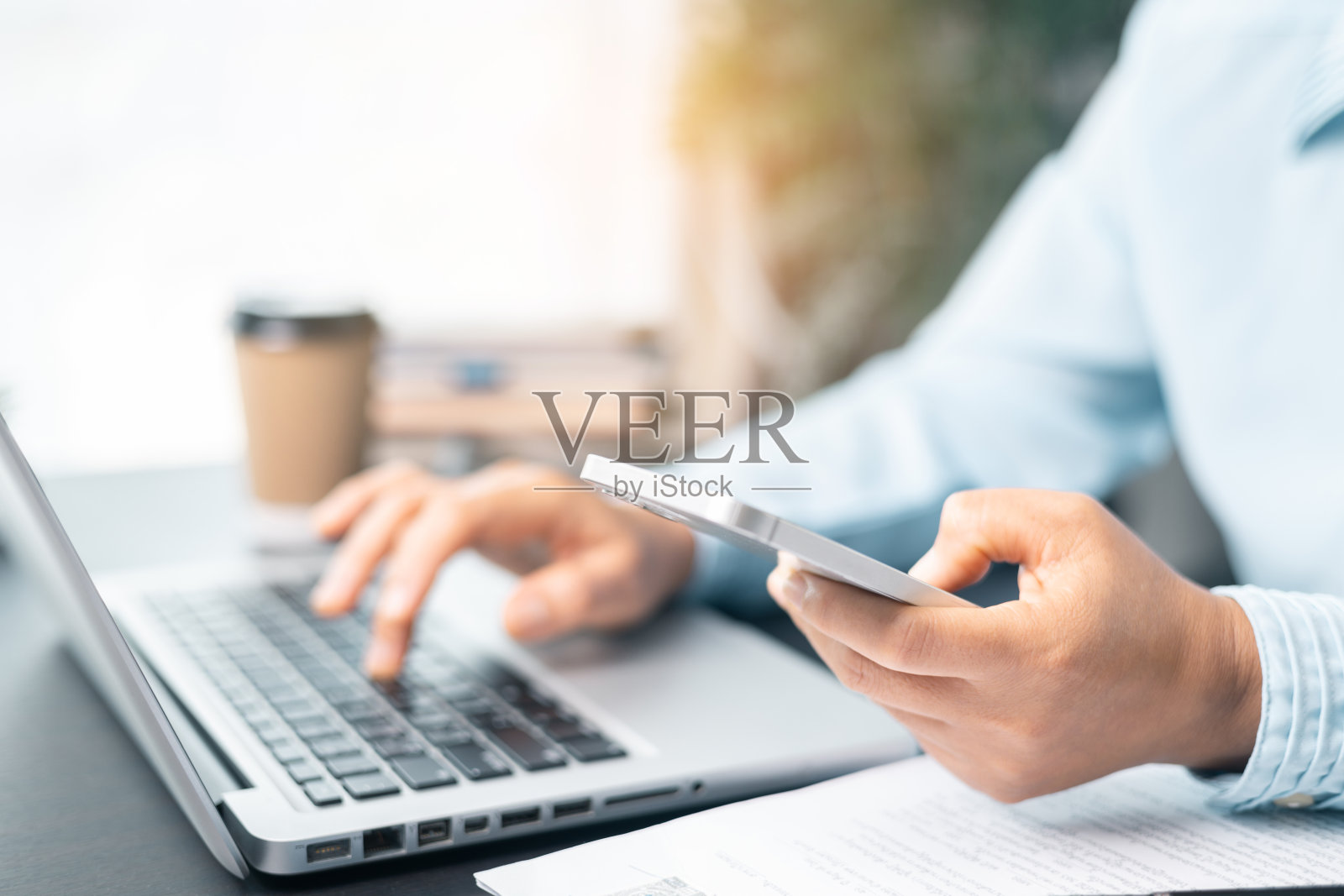 正在处理文件的女商人把公文包放在桌子上,看起来很专注。女商人正在为投资回报或投资风险分析而深入审查财务报告。照片摄影图片