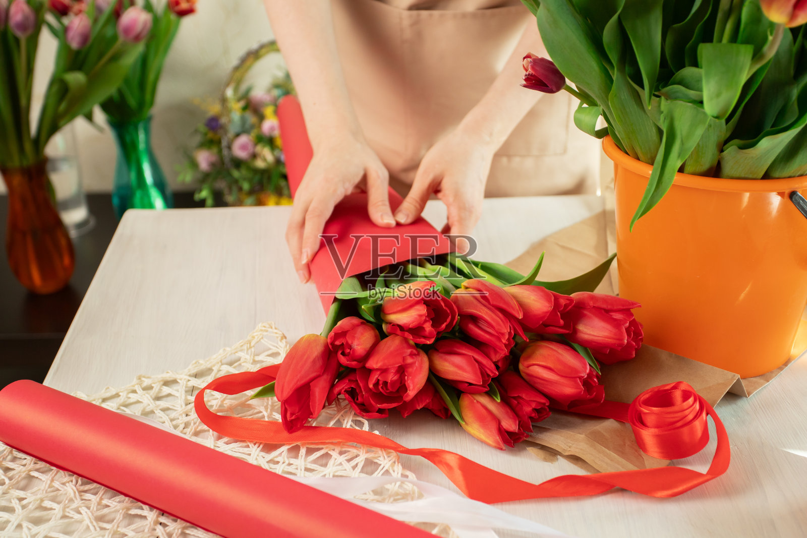 花店包装花束,春季供品,花卉礼品服务。照片摄影图片