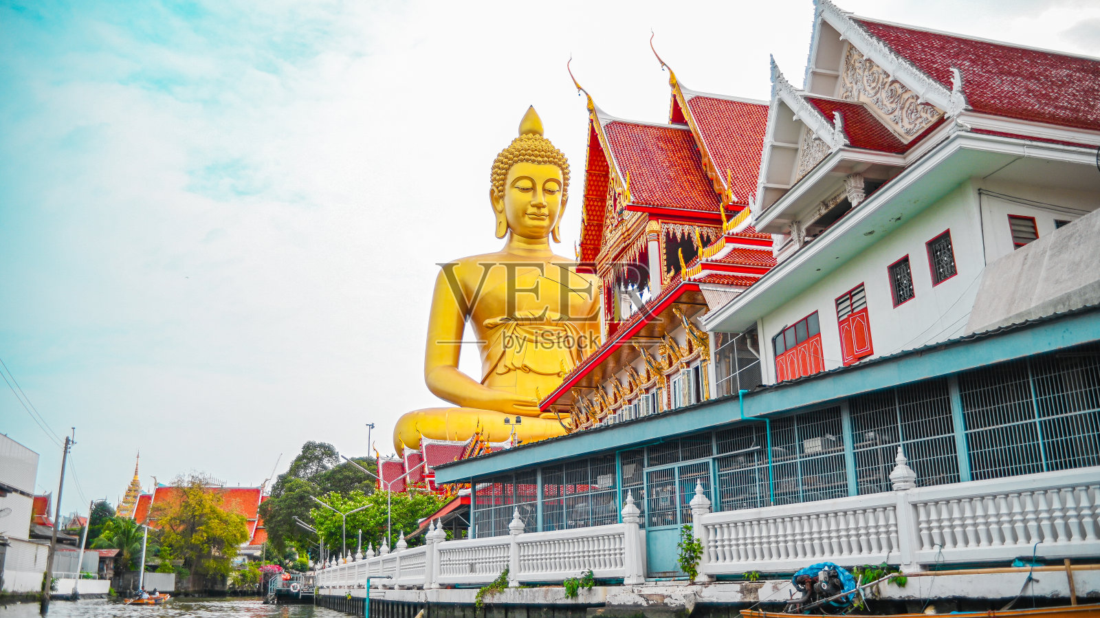 从远处的运河上看到的一尊巨大的佛像,靠近泰国的白南寺照片摄影图片