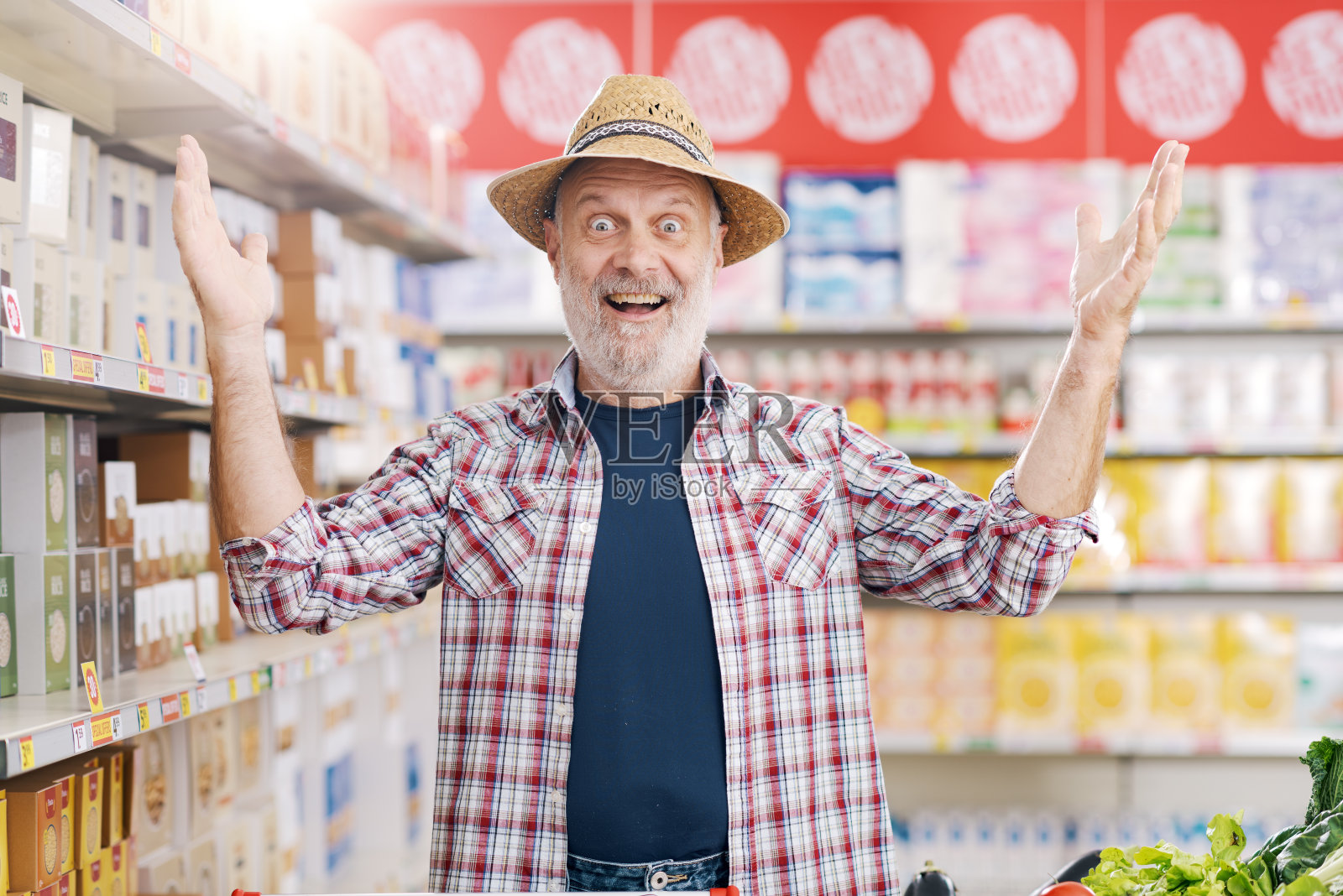 欢快兴奋的农民在杂货店购物照片摄影图片