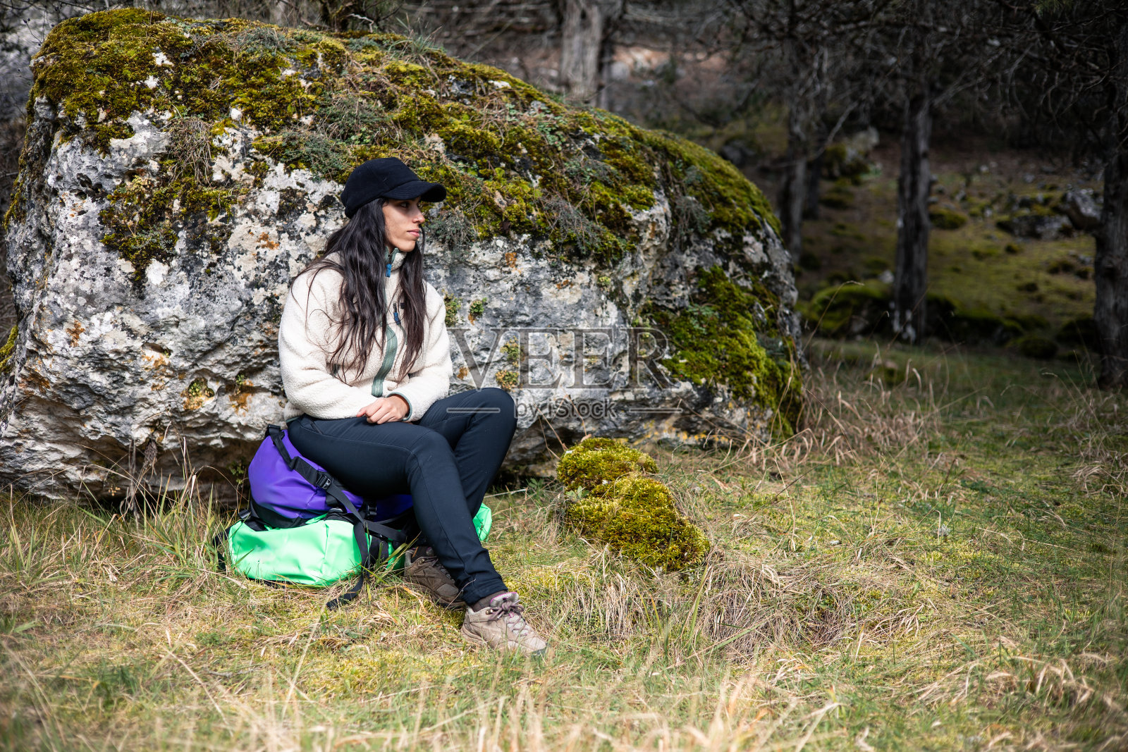 荒野中的宁静:一个徒步旅行者的休息照片摄影图片