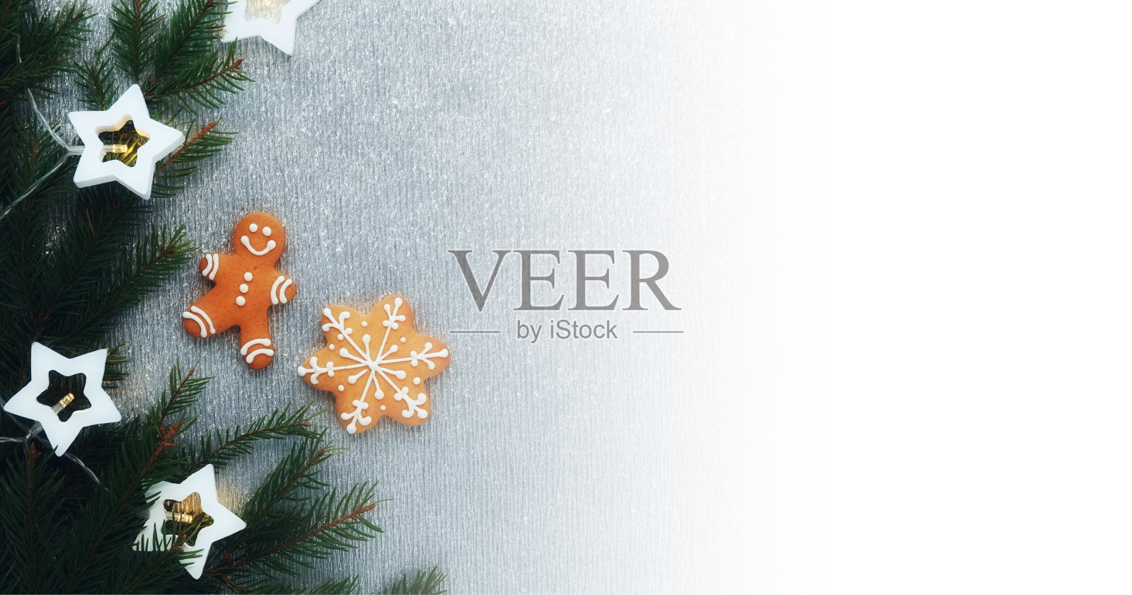 闪亮银色背景上的圣诞姜饼照片摄影图片