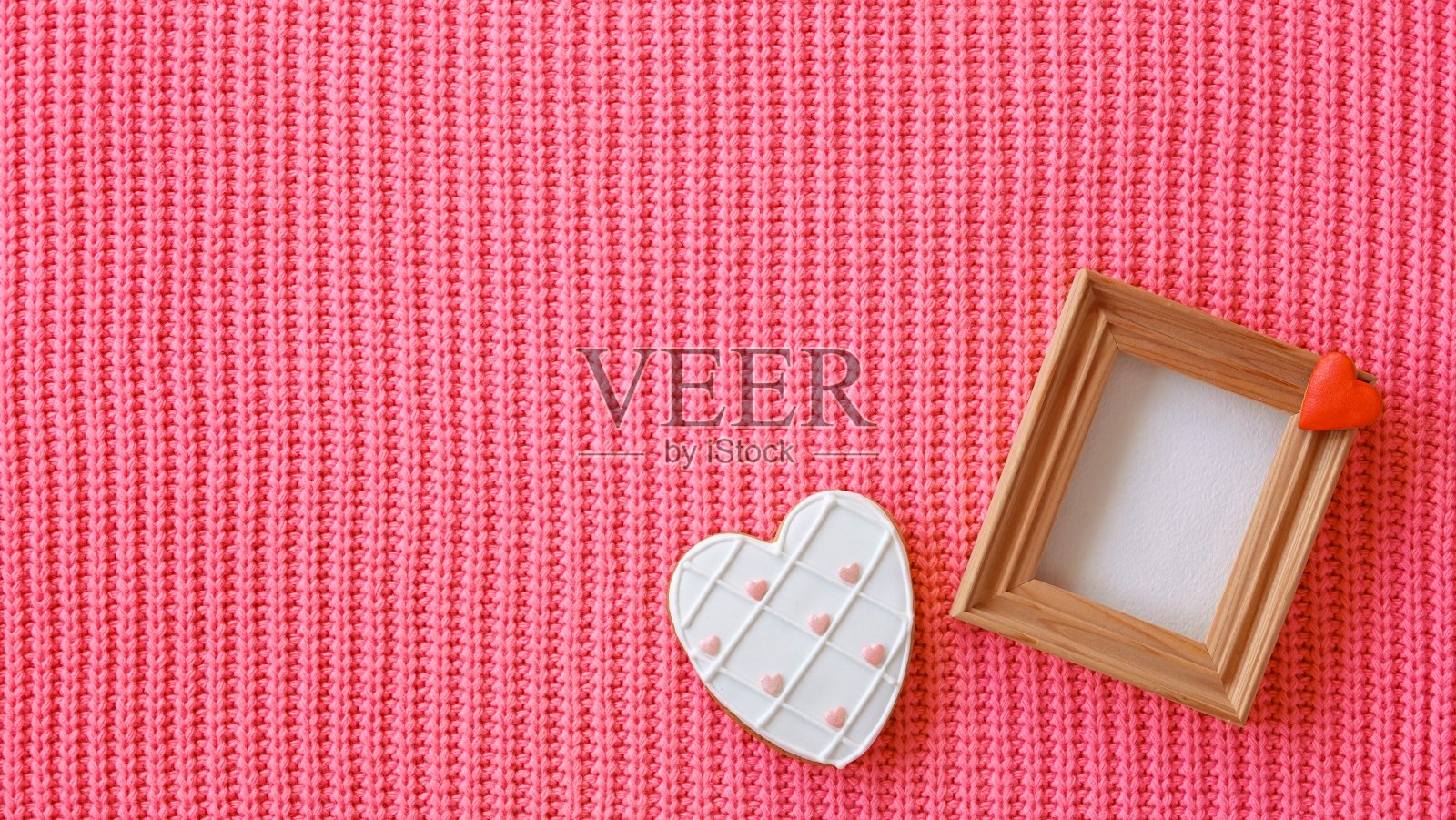 心形姜饼饼干与红色背景照片摄影图片