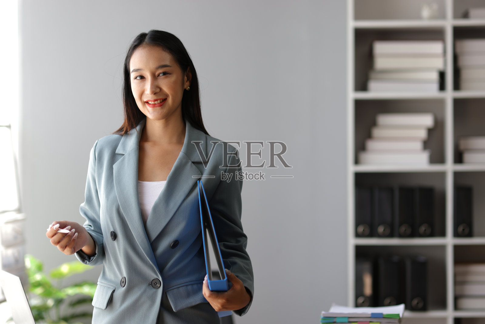 办公室里一个迷人的亚洲女高管的肖像。照片摄影图片