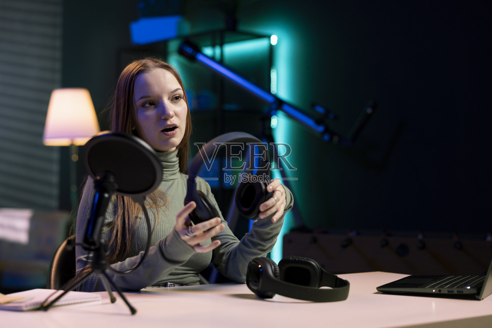 网红电影耳机审查,用专业麦克风录音照片摄影图片