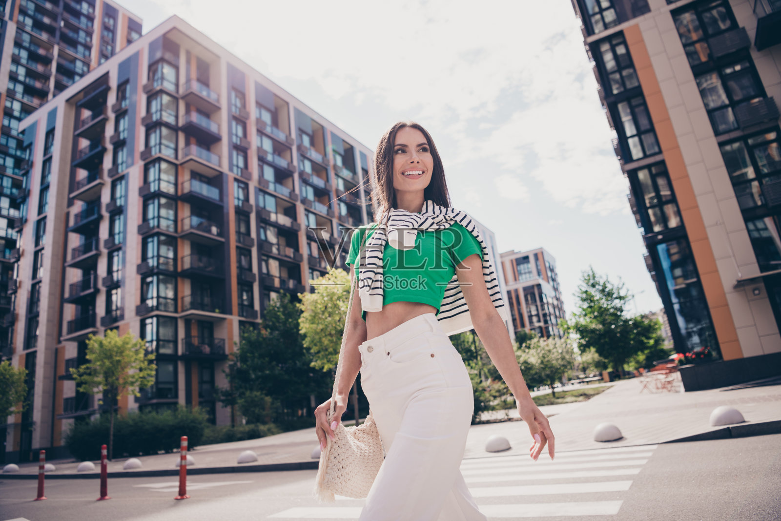 步行街的照片快乐的年轻微笑的女孩好心情看一边好奇探索城市中心户外小镇的背景照片摄影图片