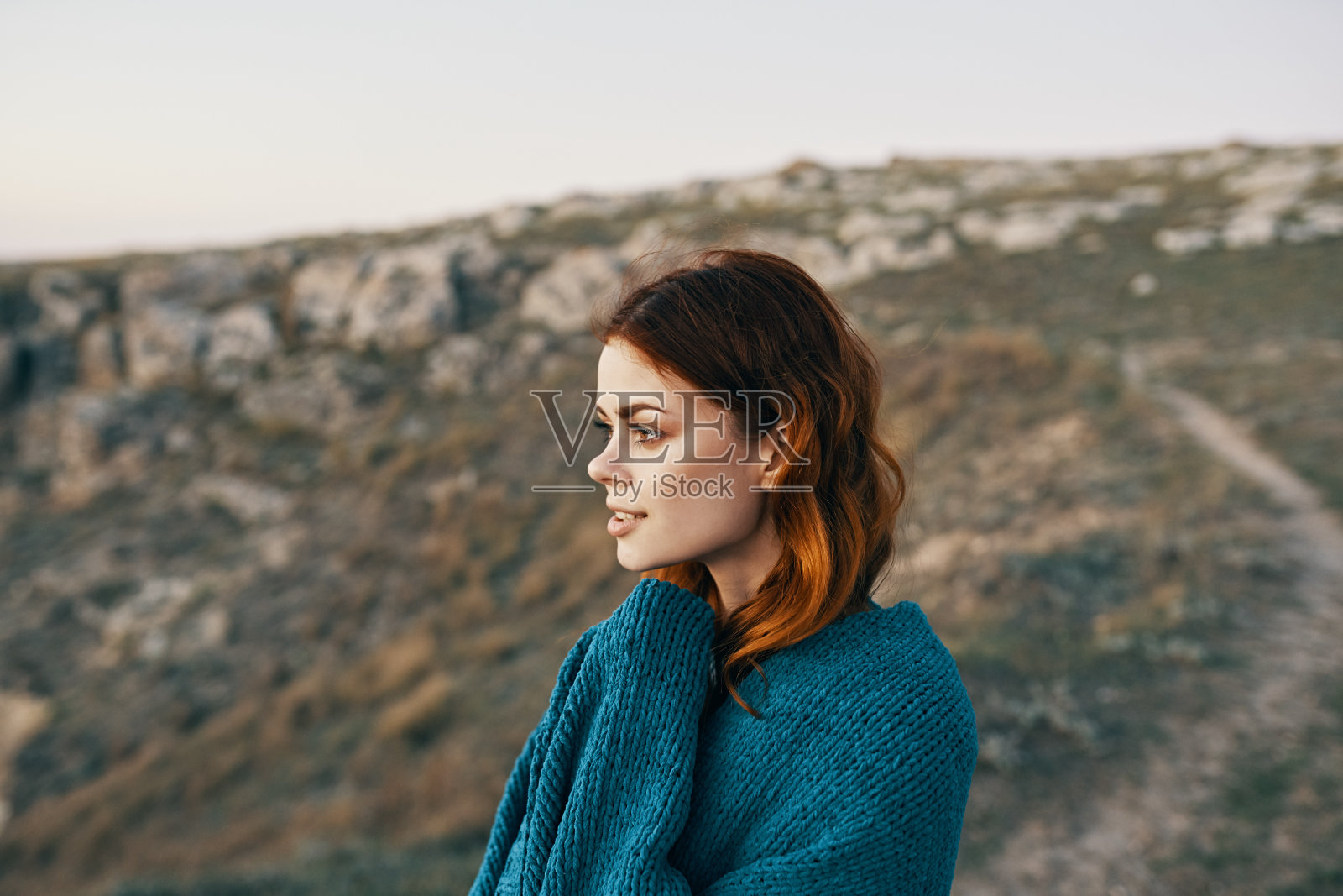 女人在山间自然旅行格凉照片摄影图片
