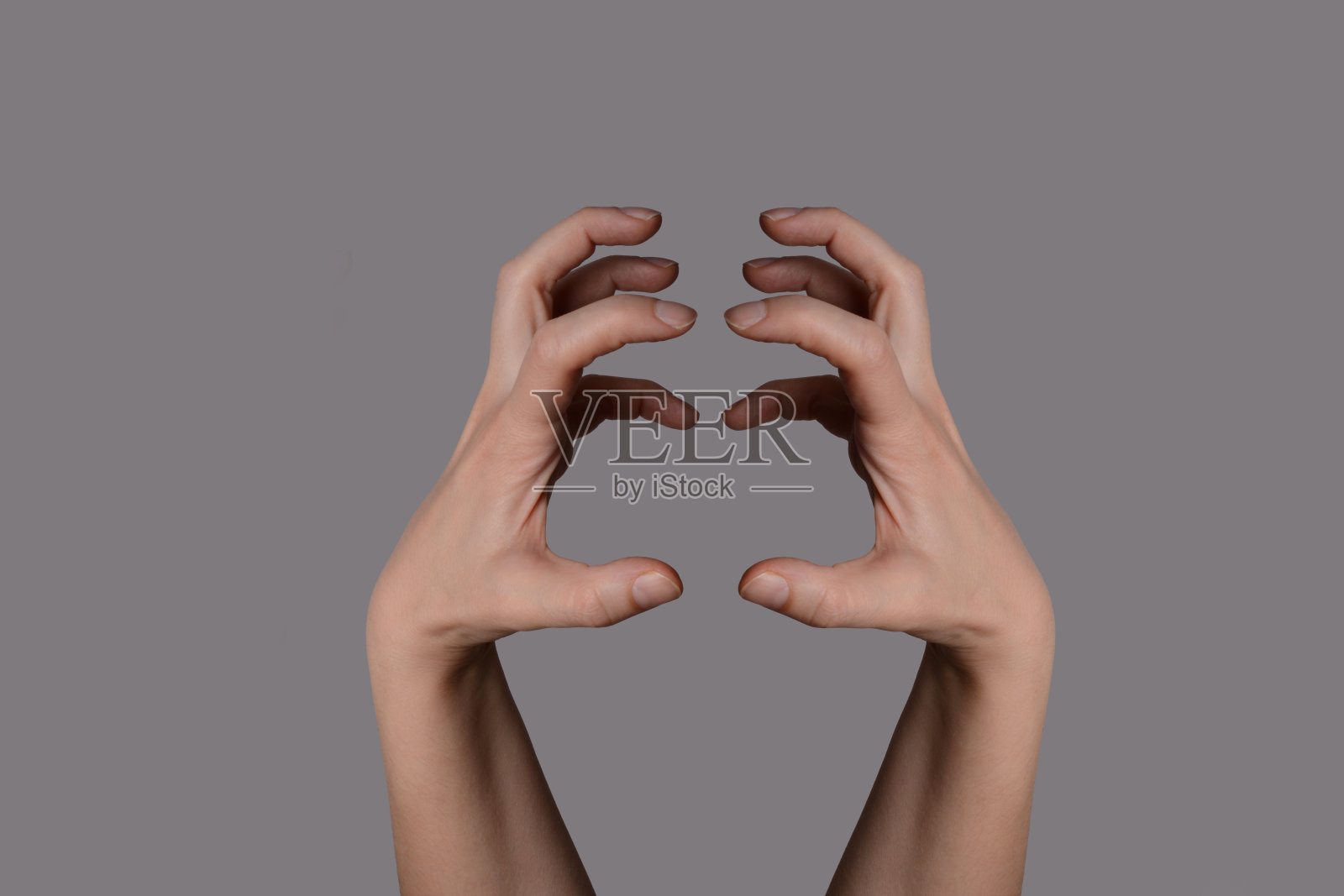 愤怒的双手表情。恐怖或令人毛骨悚然的手势孤立在灰色背景。可怕的僵尸万圣节之手。照片摄影图片