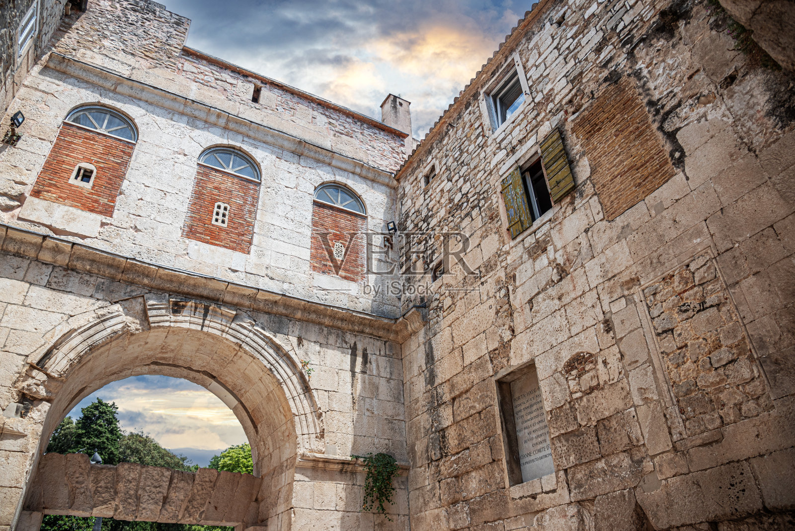 斯普利特街道上古老的石头建筑。克罗地亚。照片摄影图片