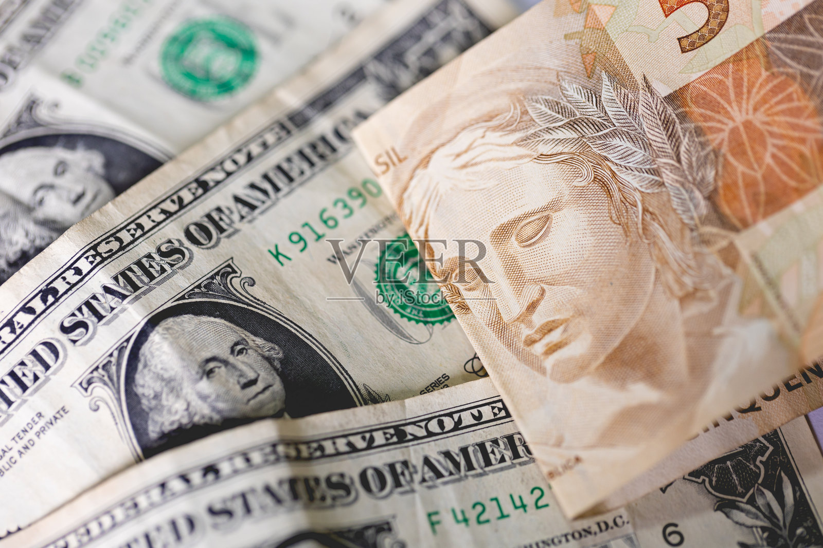 50雷亚尔的巴西雷亚尔纸币和美国的一美元纸币。巴西经济,国际商务和外汇。照片摄影图片