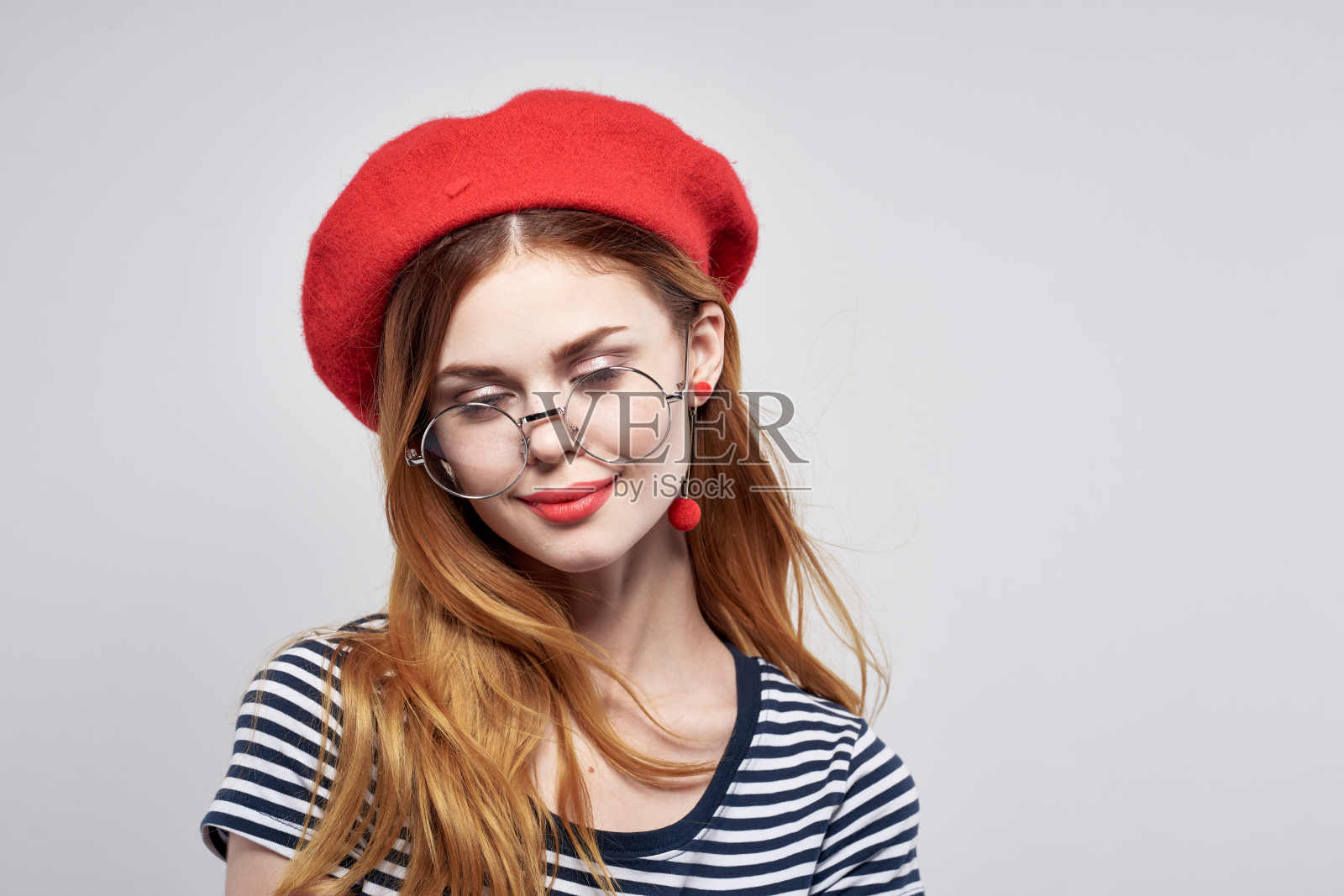 开朗的女人戴眼镜摆姿势时尚迷人的红色耳环珠宝新鲜的空气照片摄影图片