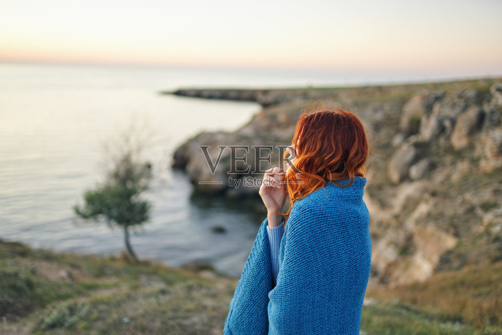 女人在山上自然河流自然新鲜空气凉爽照片摄影图片