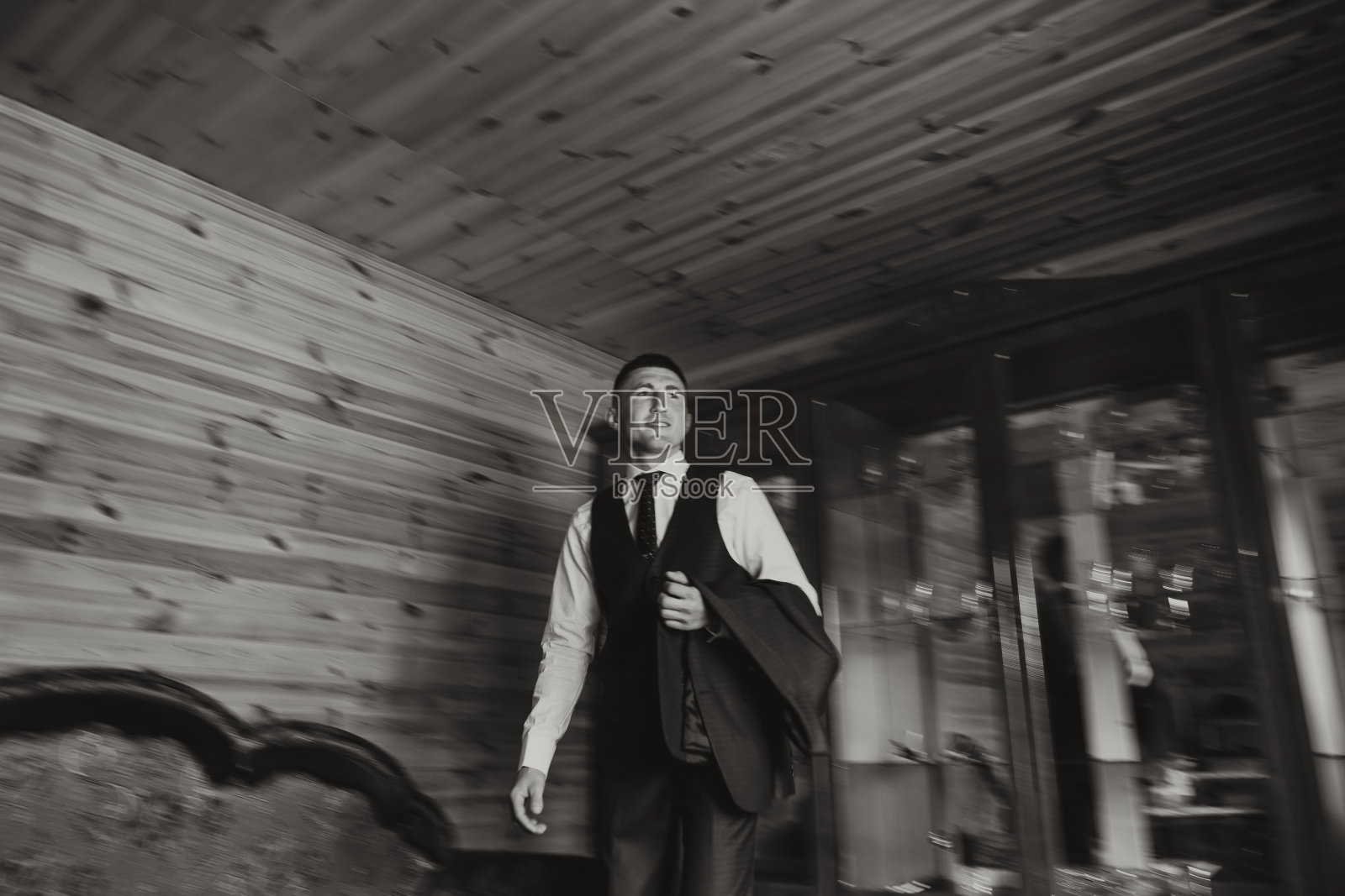 新郎为早上的婚礼做准备的时尚肖像。新郎的早晨。为新郎的早晨做准备。成熟男人自信的样子。黑白照片照片摄影图片