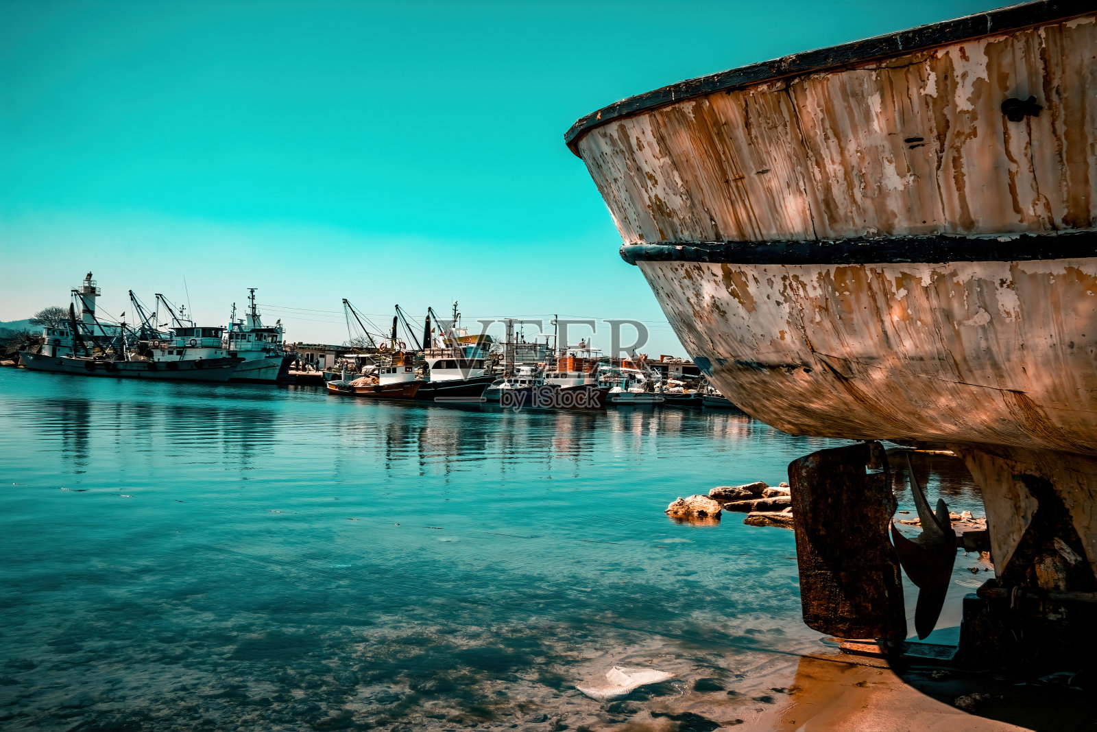 停泊在港口的废弃船只照片摄影图片