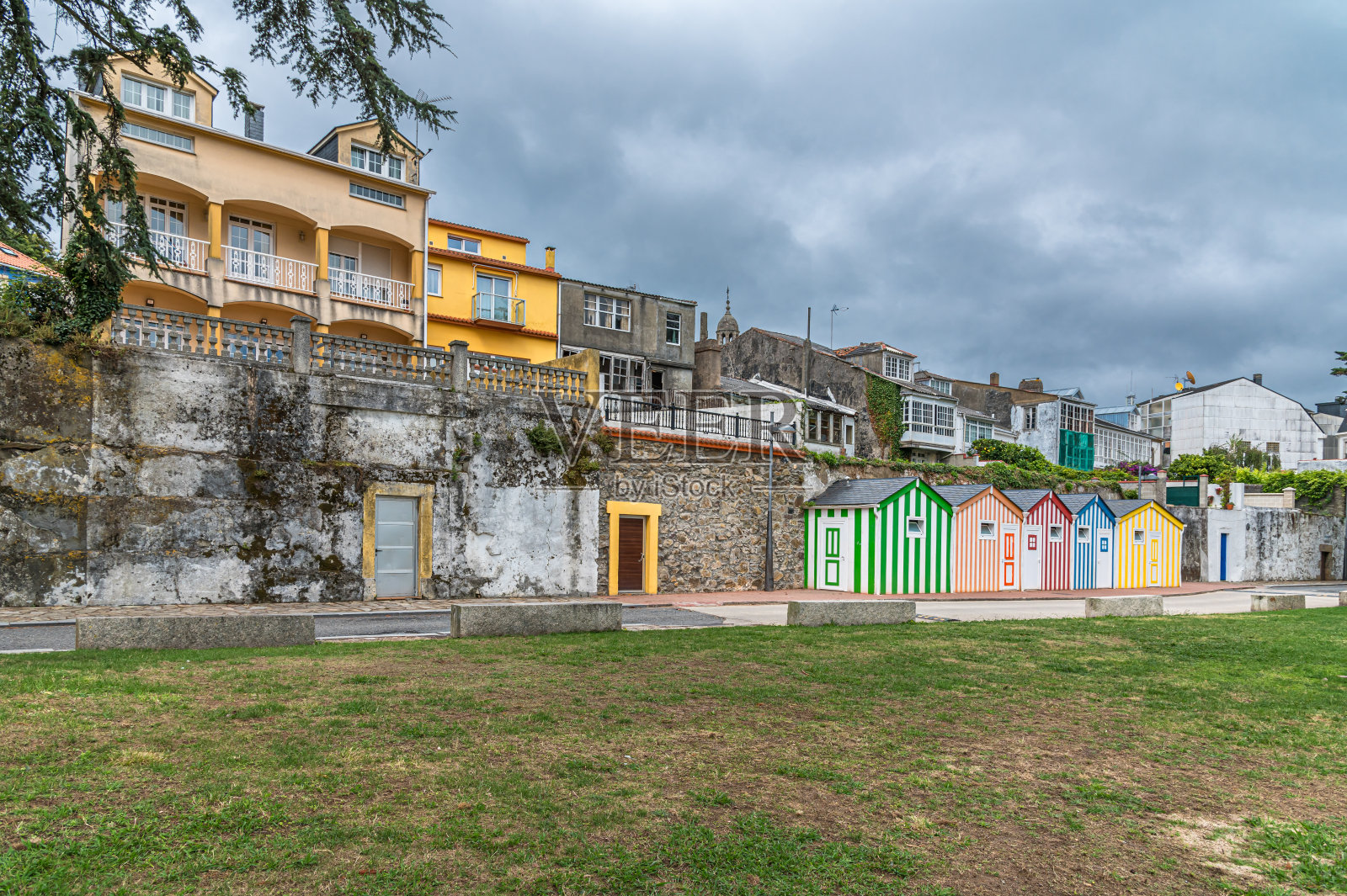 西班牙加利西亚奥尔蒂盖拉海滨的五颜六色的房子照片摄影图片