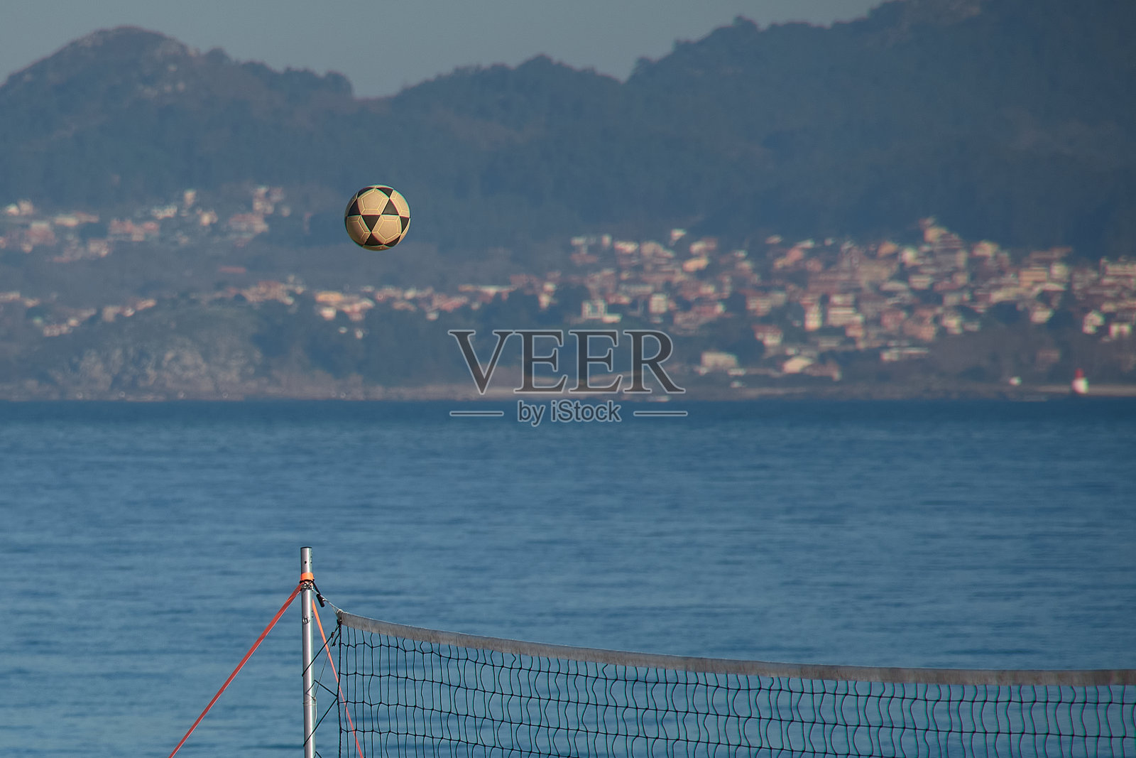 沙滩排球比赛中的球照片摄影图片