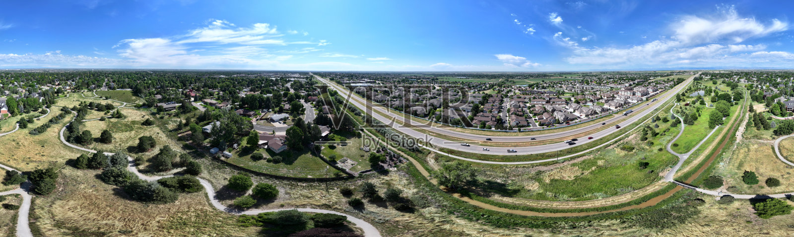 空中360度鸟瞰公园,高速公路和住宅在科罗拉多州北部照片摄影图片