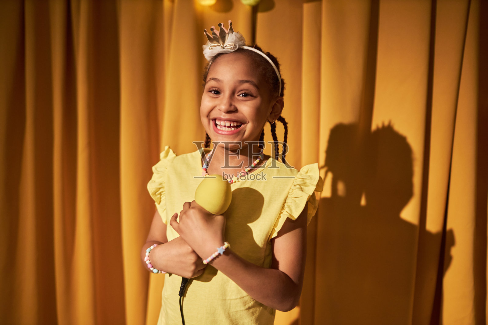 微笑的小女孩举办家庭音乐会照片摄影图片