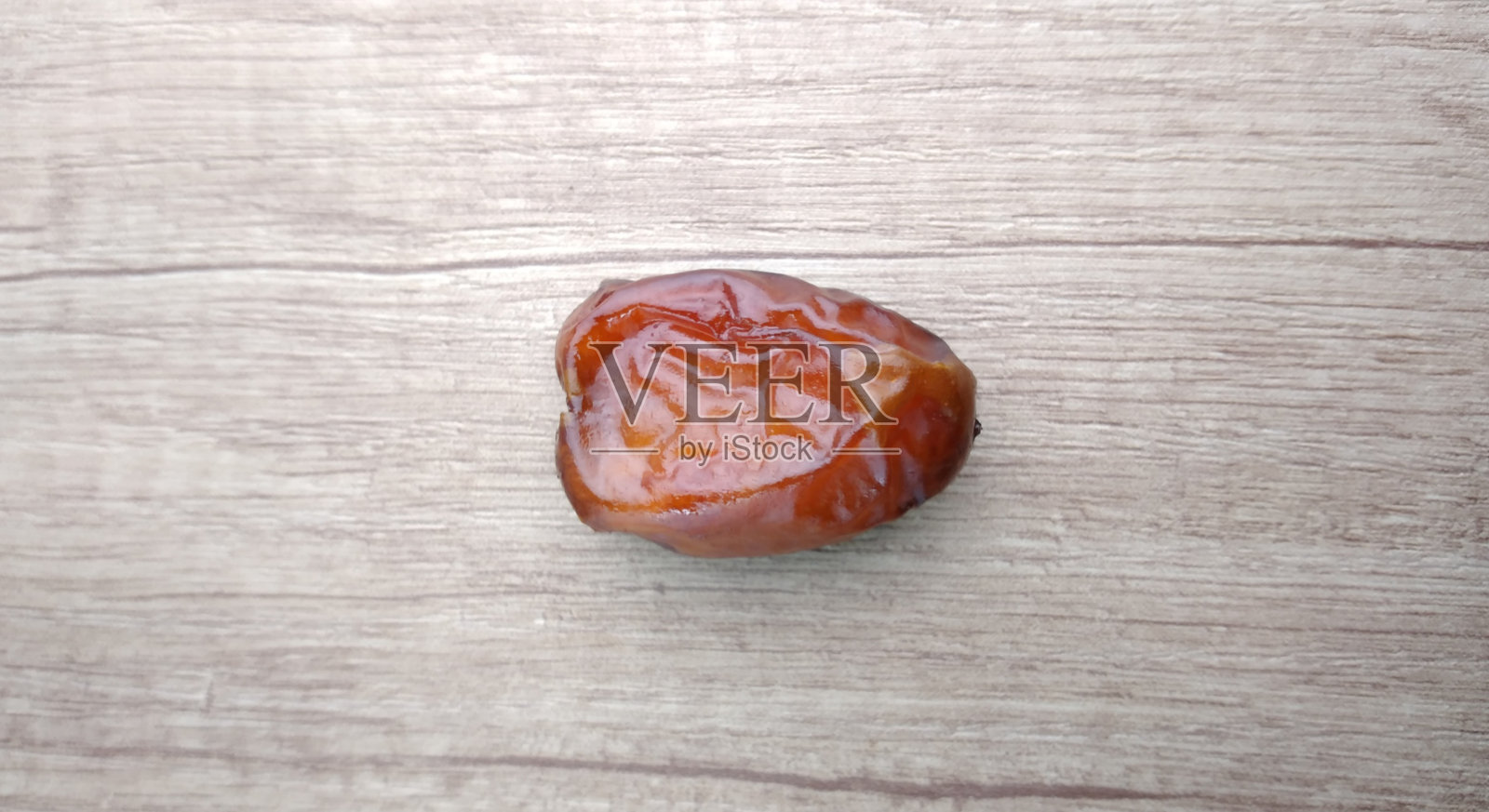 在木桌上给水果打枣。带复制空间的俯视图。照片摄影图片