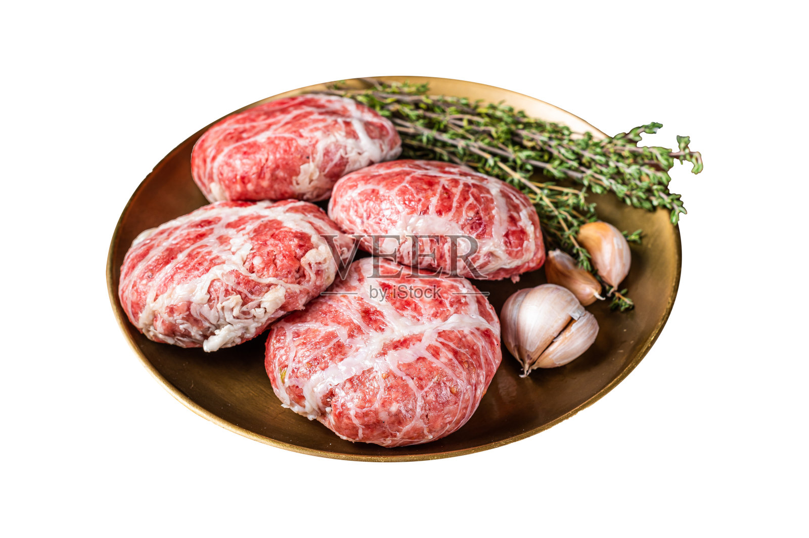 加香料和香草的生法式肉丸肉片。孤立在白色背景上。前视图。照片摄影图片