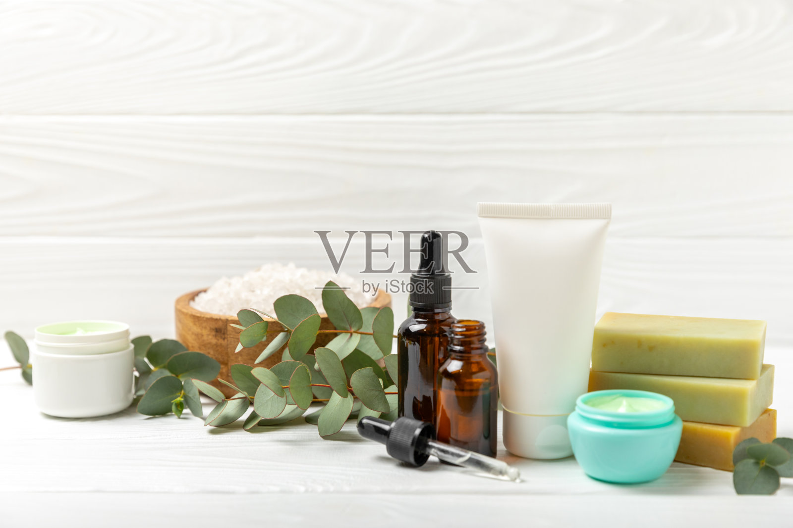 美丽的温泉组成的木制背景与桉树叶。美容和时尚水疗概念,身体霜,磨砂膏,面膜,精油和海盐。美容产品。副本的空间。照片摄影图片