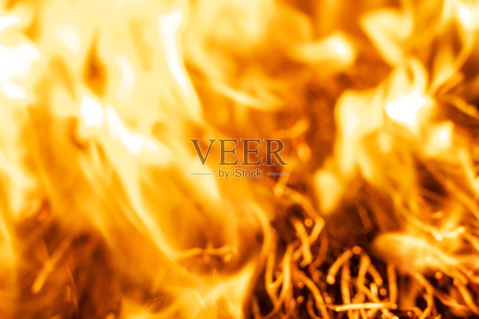 篝火中火焰喷涌的特写照片照片摄影图片